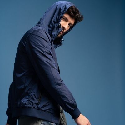 Giubbino ultraleggero uomo colore blu cangiante